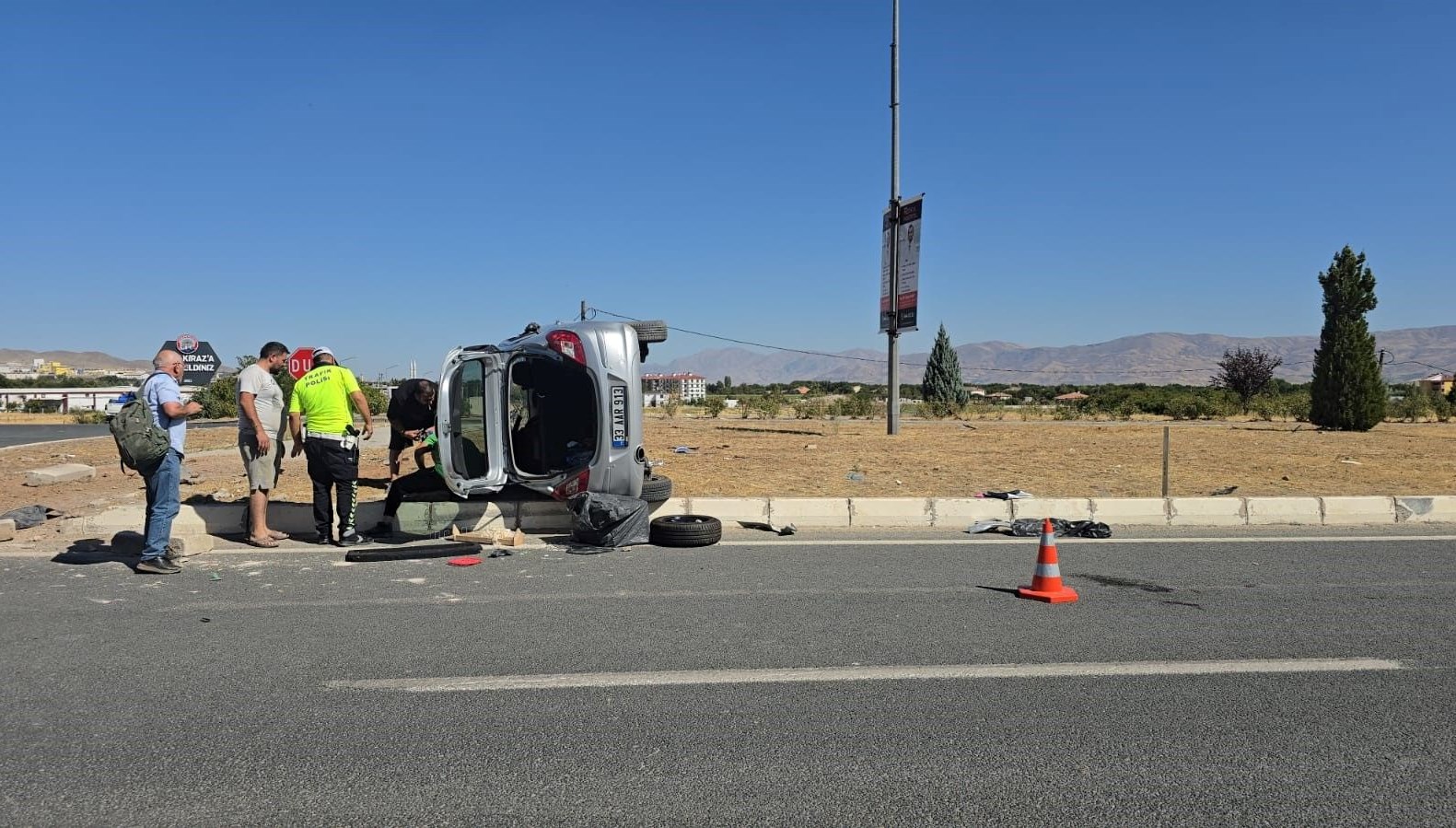 elazigda motosikletle otomobil carpisti 1i agir 2 yarali 9N248Bum