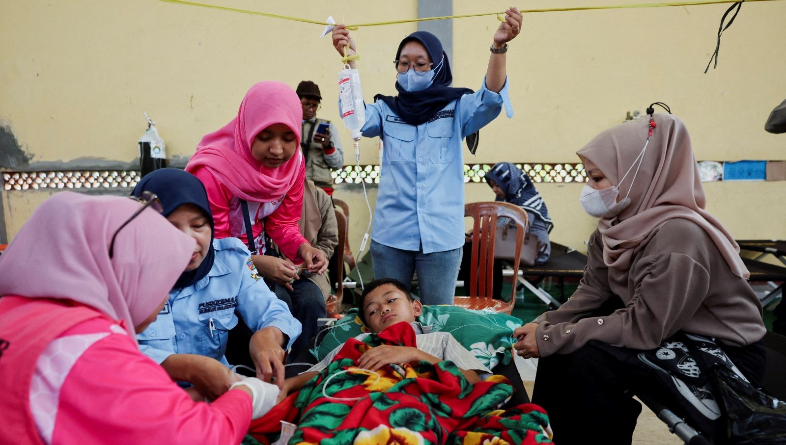 endonezyada ucretsiz okul yemegi skandali binden fazla ogrenci zehirlendi NbV67lf5