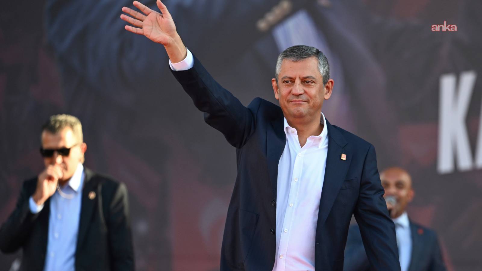 ozgur ozel avrupa sampiyonasi finalinde milletimize buyuk bir onur yasatan a milli erkek basketbol takimimizi ve teknik ekibi tebrik ediyorum ekzAN3lb