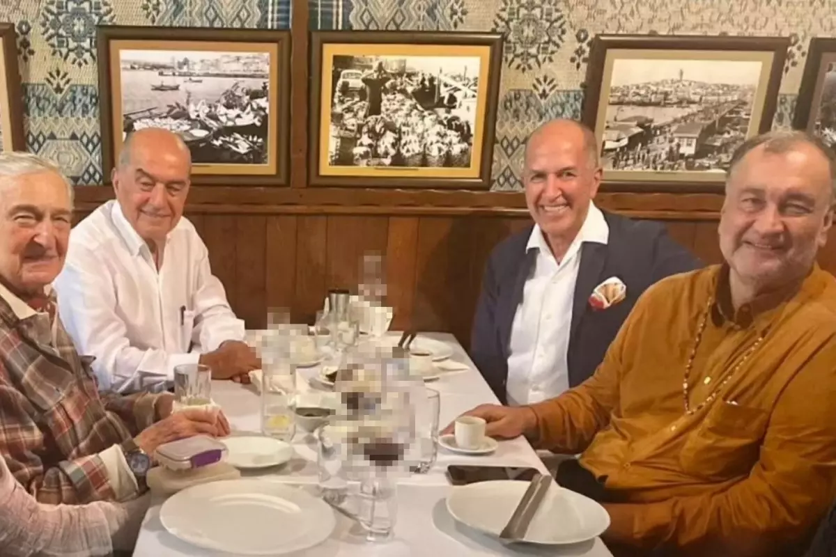 murat ulker ve rahmi kocun mutevazi aksam yemegi masadaki detay dikkatlerden kacmadi IvgDaHMY.jpg