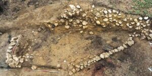 dedektorlerle-hazine-avina-ciktilar-3-bin-yillik-gomuyu-buldular-RHCDhbsw