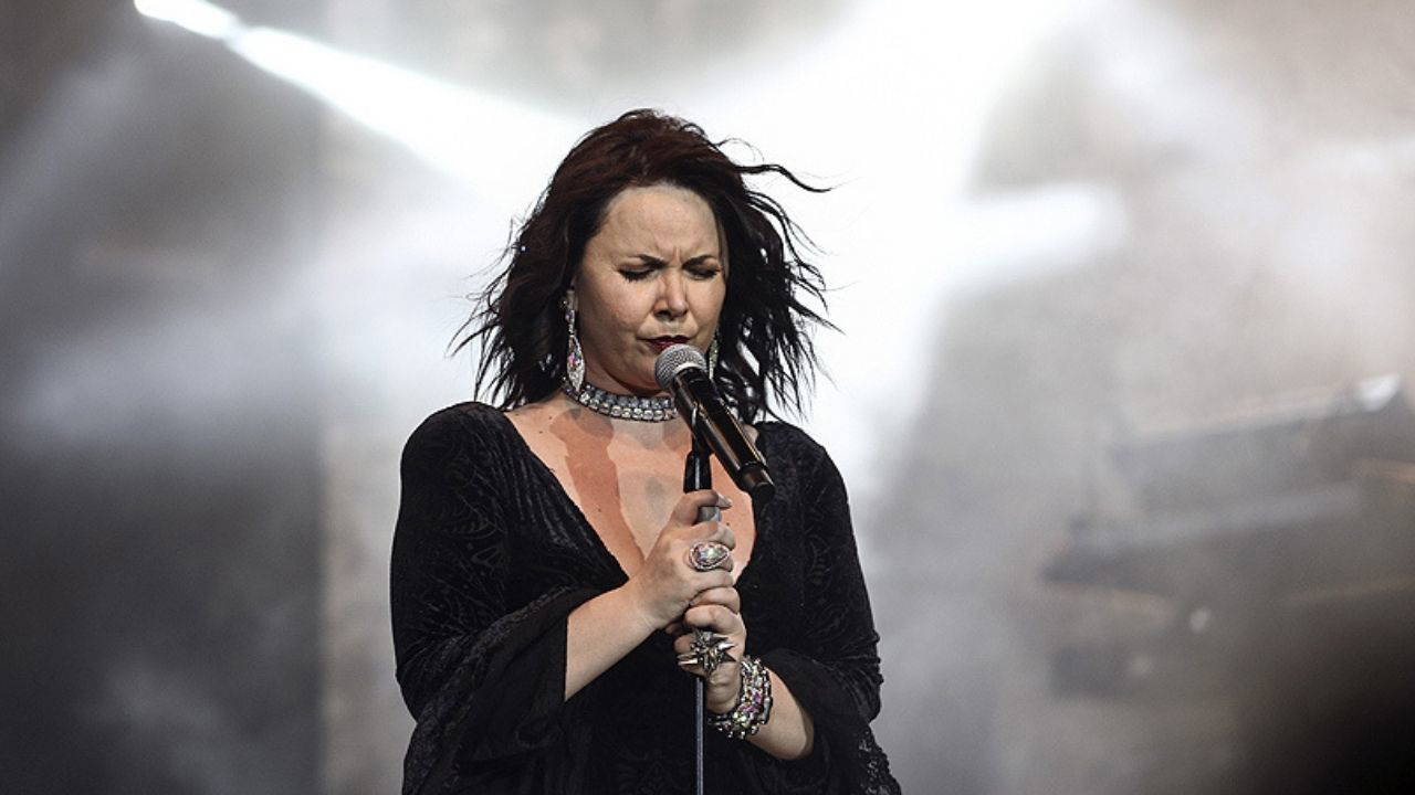 guclu-vokal-guclu-sahne-sebnem-ferahin-hafizalara-kazinan-konserleri-cZ9lqamu