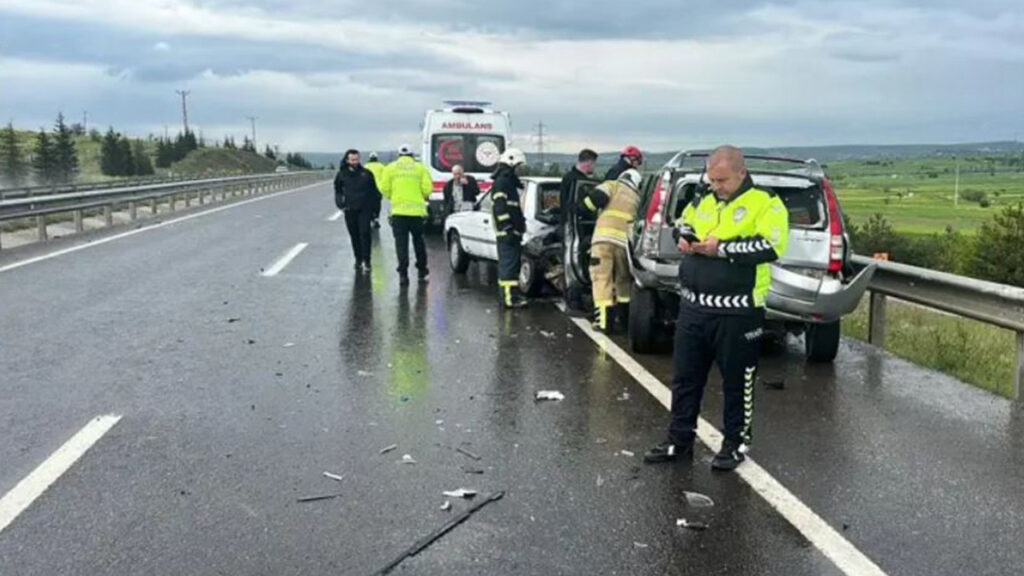 Kütahya’da 3 Araçta Zincirleme Kaza: 2 Kişi Yaralandı