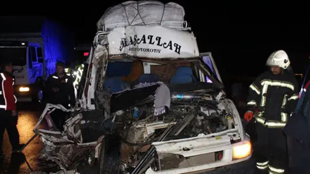 Tarım İşçilerini Taşıyan Minibüs TIR’a Çarptı: 12 Kişi Yaralandı