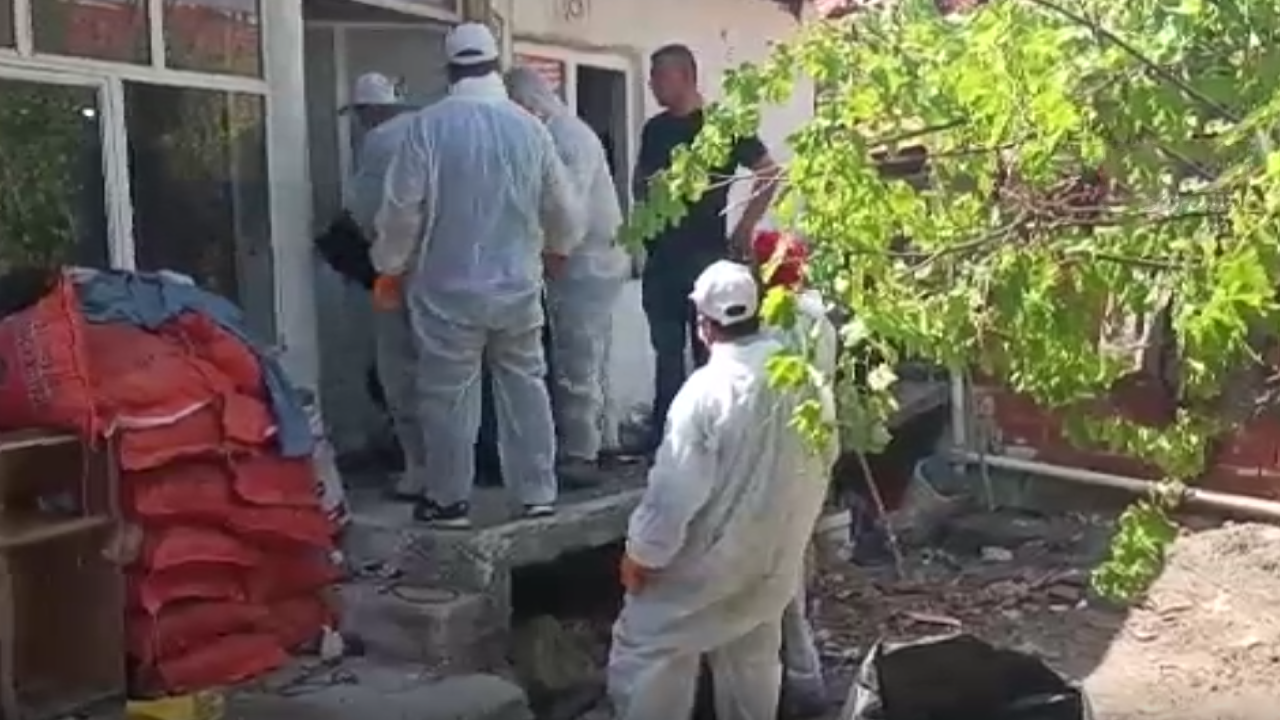 Mahalleli kokudan duramadi gercek kapi acilinca ortaya cikti xQy9uQVl